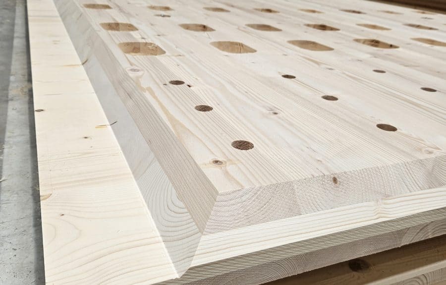 Chantier de construction avec panneaux CLT - structure bois apparente